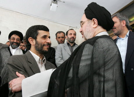 ادعای احمدی‌نژاد درباره مجبور شدن به پر کردن سالن سخنرانی خاتمی با دانش آموزان و کارمندان/ اقدام ناشیانه طالبان در ممنوع‏‌کردن استفاده از عکس موجودات ذی‌روح/ کسب اجازه جاسبی برای مقابله با سمپاشی‌های دفتر تحکیم/ صحبت وزیر اطلاعات درباره نامه آذری قمی