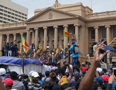 هجدهم تیرماه (نهم ژوئیه 2022) هزاران نفر از مردم سریلانکا در فرایند اعتراض به ناتوانی مقامات ... 