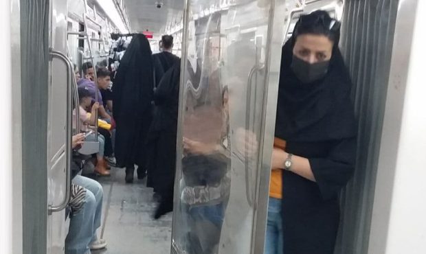 پرده‌های گل‌دار، کنترل هیجان مردانه و تجاوز به حریم زنانه در مترو